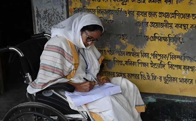 Caught In BJP-Trinamool Chaos For 2 Hours, Mamata Banerjee Dials Governor