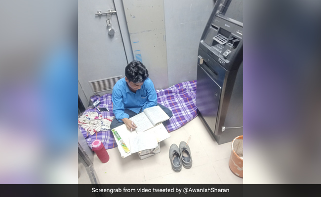 ATM मशीन के पास जमीन पर बैठकर पढ़ाई कर रहा था सिक्योरिटी गार्ड, तो IAS ने दिया दिल को छू लेने वाला रिएक्शन