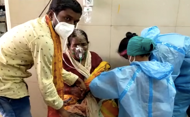 Covid Patients Get Oxygen In Chairs At Maharashtra Hospital Out Of Beds