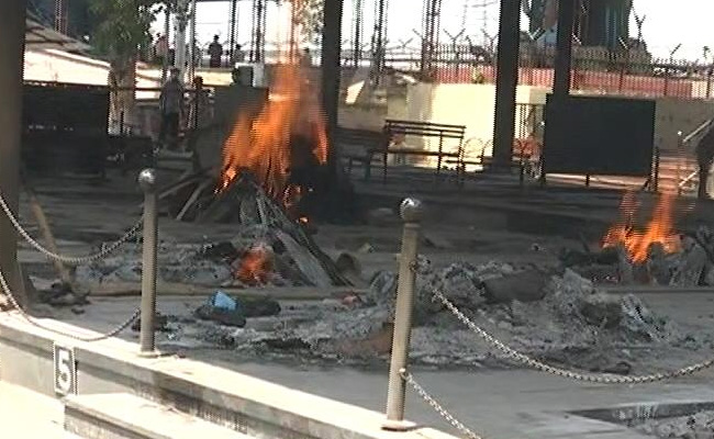 कोरोना से बढ़ीं मौतें, दिल्ली के श्मशानों, कब्रिस्तानों में हालात काबू से बाहर