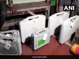 पश्चिम बंगाल: EVM लेकर TMC नेता के घर सो गया सेक्टर ऑफिसर, निलंबित पश्चिम बंगाल: EVM लेकर TMC नेता के घर सो गया सेक्टर ऑफिसर, निलंबित