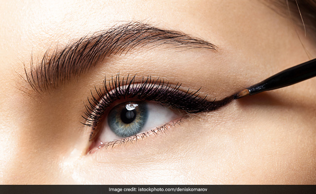 Monsoon LOOK : बरसात में चाहती हैं वॉटरप्रूफ मेकअप, अपनाएं ये टिप्‍स