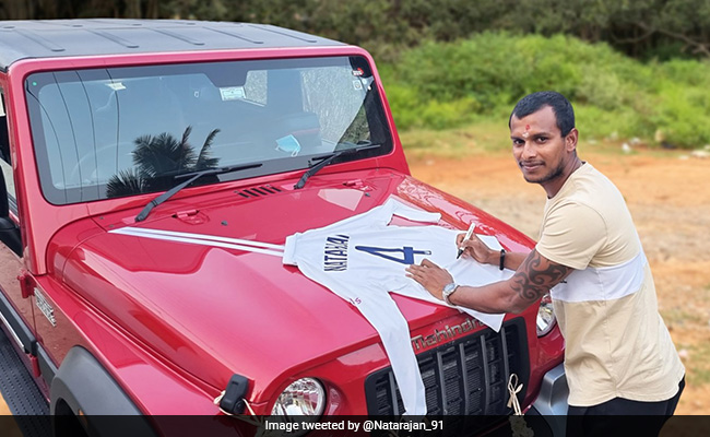 आनंद महिंद्रा ने पूरा किया वादा, टी नटराजन के घर पहुंची चमचमाती नई एसयूवी कार...देखें Photo