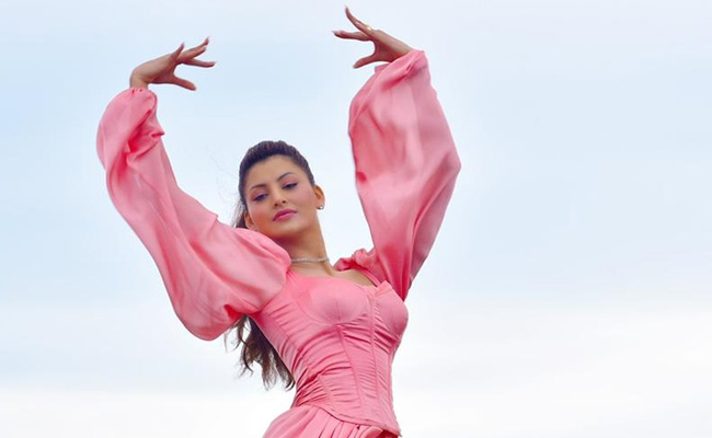 Urvashi Rautela Gracefully Aces The Ballet Act In Bhushan Kumar's <I>Doob Gaye</I>, Featuring Guru Randhawa