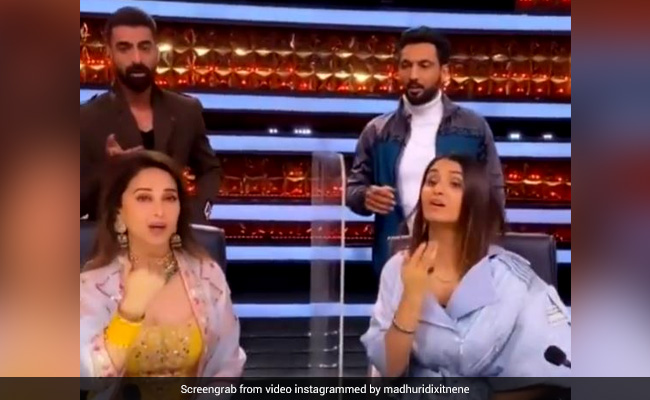 Madhuri Dixit Recreates <I>Ek Do Teen</I> On The Sets Of <I>Dance Deewane 3</I>