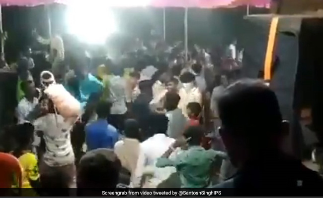 DJ वाले बाबू ने बजाई कोरोना ट्यून, तो झूमकर नाचने लगे लोग, देख हैरान IPS बोला- 'विडंबना' - Watch Video