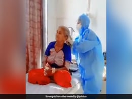 डॉक्टर ने बनाई कोरोना मरीज की चोटी, तो IPS बोला- 'परिवार का प्यार भी बांट रहे हैं Corona Warriors' - देखें Video डॉक्टर ने बनाई कोरोना मरीज की चोटी, तो IPS बोला- 'परिवार का प्यार भी बांट रहे हैं Corona Warriors' - देखें Video