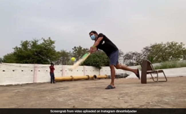 Nirahua ने धोनी की तरह बल्ला घुमाकर यूं मारा छक्का, बोले- तोड़ डालेगा तुमको भी और कोरोना को भी...