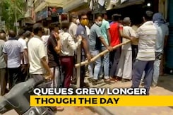 Long Queues At Liquor Shops Ahead Of Delhi Lockdown; A Comment Goes Viral Long Queues At Liquor Shops Ahead Of Delhi Lockdown; A Comment Goes Viral