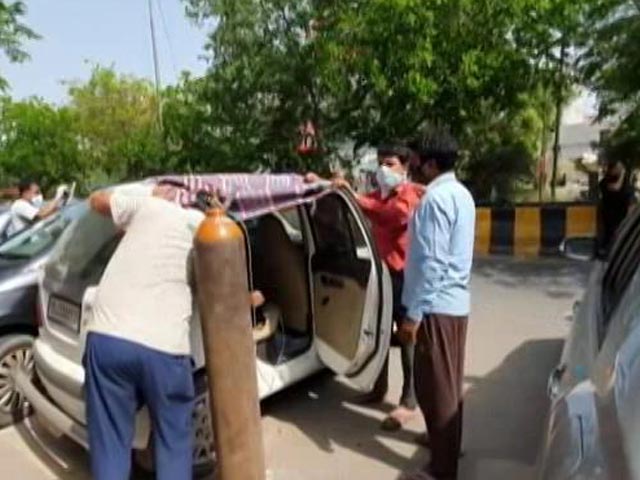 As Delhi Goes Breathless, Ghaziabad Gurdwara Chips In With Oxygen