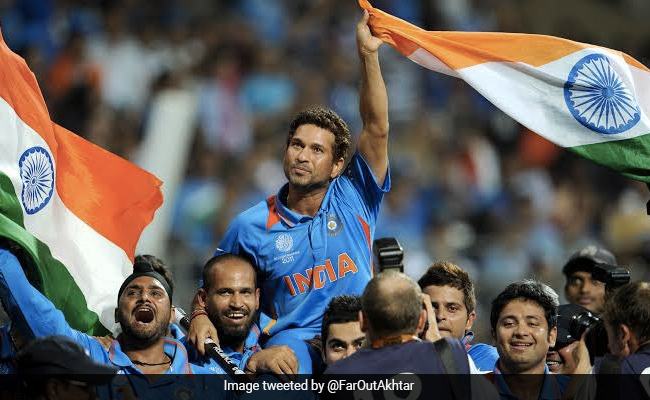 Farhan Akhtar ने वर्ल्ड कप 2011 की जीत को किया याद तो फैन्स बोले- क्रिकेट और सिनेमा ने देश को बर्बाद किया है...