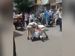 इंदौर में मास्क नहीं पहनने पर दो पुलिसकर्मियों ने एक युवक को जमकर पीटा, Video Viral इंदौर में मास्क नहीं पहनने पर दो पुलिसकर्मियों ने एक युवक को जमकर पीटा, Video Viral