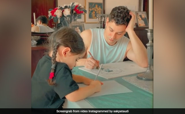 Kunal Kemmu And Daughter Inaaya Show You The Best Way To "Kick Art" The Day