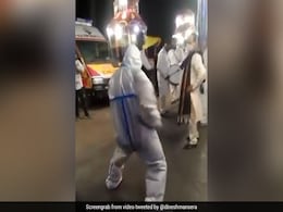 उत्तराखंड: बारात में PPE किट पहनकर ठुमके लगा रहा था ये शख्स, VIDEO हुआ वायरल उत्तराखंड: बारात में PPE किट पहनकर ठुमके लगा रहा था ये शख्स, VIDEO हुआ वायरल