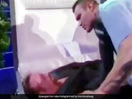 IPL 2021: सहवाग ने शेयर किया अंडरटेकर का Video, बोले- 'मुंबई ने ऐसे छीना KKR से मैच', ब्रावो ने दिया ऐसा रिएक्शन IPL 2021: सहवाग ने शेयर किया अंडरटेकर का Video, बोले- 'मुंबई ने ऐसे छीना KKR से मैच', ब्रावो ने दिया ऐसा रिएक्शन