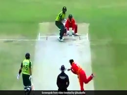Zim Vs Pak: गेंदबाज की रहस्यमयी गेंद पर बोल्ड हुए फखर जमां, आउट होने के बाद देखने लगे पिच - देखें Video Zim Vs Pak: गेंदबाज की रहस्यमयी गेंद पर बोल्ड हुए फखर जमां, आउट होने के बाद देखने लगे पिच - देखें Video