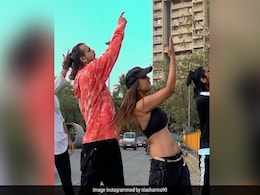 निया शर्मा ने दोस्तों के साथ रोड पर किया धमाकेदार डांस, अब Viral हो रहा Video निया शर्मा ने दोस्तों के साथ रोड पर किया धमाकेदार डांस, अब Viral हो रहा Video