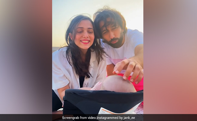Nakuul Mehta And Jankee Parekh Singing <i>The Cuppycake Song</i> To Baby Son Is The Sweetest Thing You'll See Today