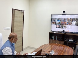 कोरोना को लेकर राजनाथ सिंह ने की रक्षा मंत्रालय और सशस्त्र सेनाओं की तैयारियों की समीक्षा कोरोना को लेकर राजनाथ सिंह ने की रक्षा मंत्रालय और सशस्त्र सेनाओं की तैयारियों की समीक्षा