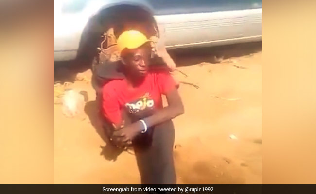 शख्स ने पूरा हाथ मोड़कर किए ऐसे खतरनाक Stunts, देख IPS बोला- 'अफ्रीका के बाबा रामदेव' - देखें Video