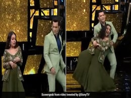 आदित्य नारायण संग डांस कर रही थीं नेहा कक्कड़, तभी फिसला पैर और गिर पड़ीं सिंगर- देखें Video आदित्य नारायण संग डांस कर रही थीं नेहा कक्कड़, तभी फिसला पैर और गिर पड़ीं सिंगर- देखें Video