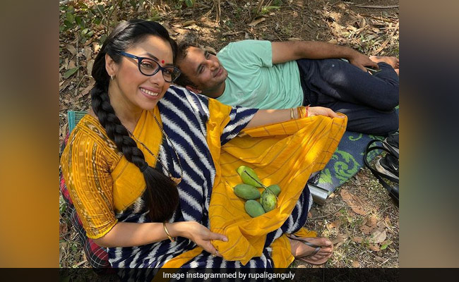 शूटिंग के बीच बच्चों की तरह आम तोड़ती नजर आईं अनुपमा फेम रुपाली गांगुली, देखें Photos