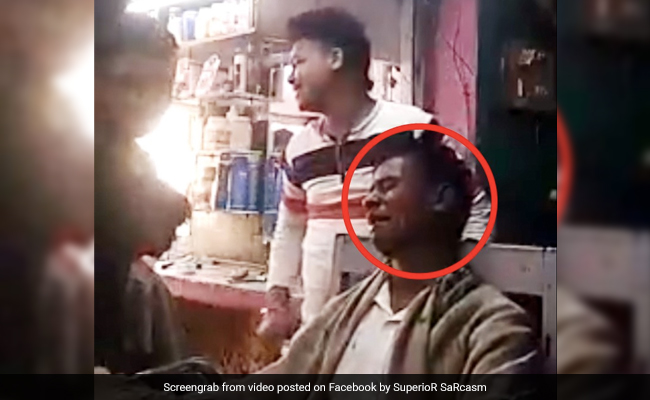 सैलून में हेयरड्रेसर ने कटिंग करते हुए बजाया ऐसा गाना, सुनकर फूट-फूटकर रोने लगा ग्राहक - देखें Viral Video