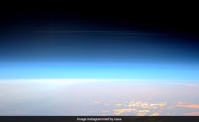 Nasa ने शेयर कीं अंतरिक्ष से ली गईं ‘रात में चमकते’ हुए बादलों की अद्भुत तस्वीर, देखें Viral Photo