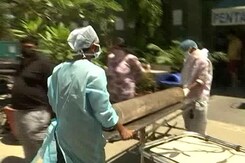 In Delhi, Relatives Arrange For Oxygen Cylinders Because Hospitals Can't In Delhi, Relatives Arrange For Oxygen Cylinders Because Hospitals Can't
