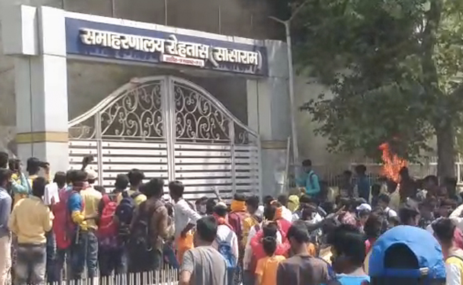 On Camera, Students Throw Bricks At Officials Amid Bihar Anti-Covid Drive