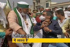 हापुड़: किसान पंचायत में बुग्गी से पहुंचे राकेश टिकैत, बोले- फिर जुटेंगे हजारों किसान हापुड़: किसान पंचायत में बुग्गी से पहुंचे राकेश टिकैत, बोले- फिर जुटेंगे हजारों किसान