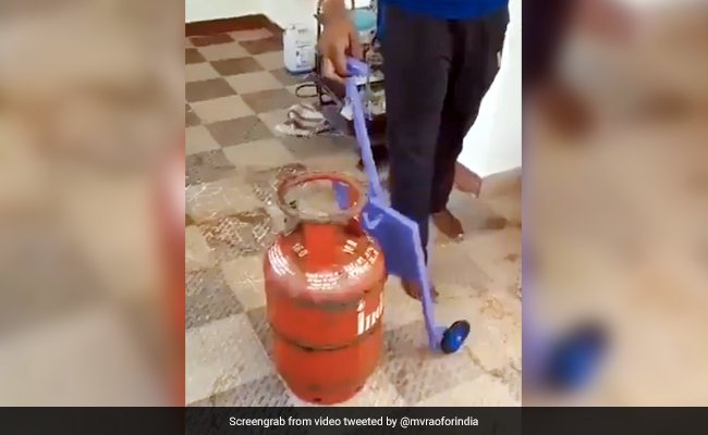 गैस सिलेंडर उठाने के लिए शख्स ने लगाया गजब का जुगाड़, IAS बोला- 'जिंदगी आसान बना दी...' - देखें Video