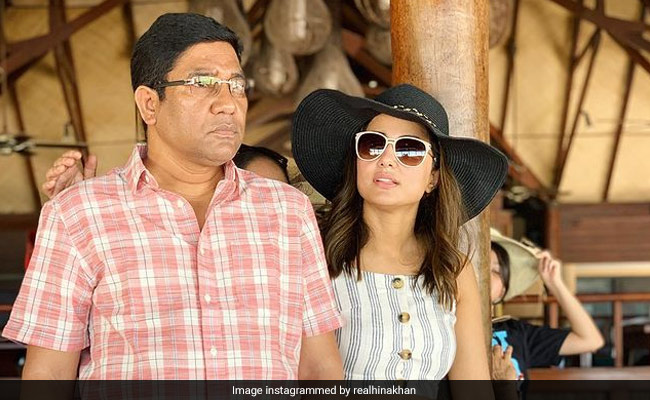 हिना खान के पिता का कार्डियक अरेस्ट से निधन, कश्मीर में शूटिंग कर रही थीं एक्ट्रेस
