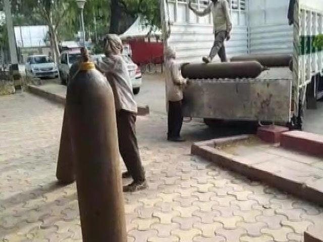 Noida के प्रकाश अस्पताल में ऑक्सीजन खत्म,परिजनों से मरीजों को दूसरे हॉस्पिटल ले जाने को कहा