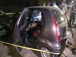 लखनऊ: कैंट इलाके में कार के अंदर मिले एक महिला और पुरुष के शव... लखनऊ: कैंट इलाके में कार के अंदर मिले एक महिला और पुरुष के शव...