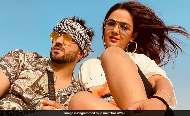 Jasmin Bhasin ने अली गोनी संग रेत पर बैठ खिंचवाई Photos, फैन्स बोले- वाह क्या स्वैग है