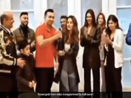 शहनाज गिल ने पार्टी में शैंपेन की बोतल लेकर किया कुछ ऐसा, जोर-जोर से चिल्लाने लगे लोग- देखें Video शहनाज गिल ने पार्टी में शैंपेन की बोतल लेकर किया कुछ ऐसा, जोर-जोर से चिल्लाने लगे लोग- देखें Video