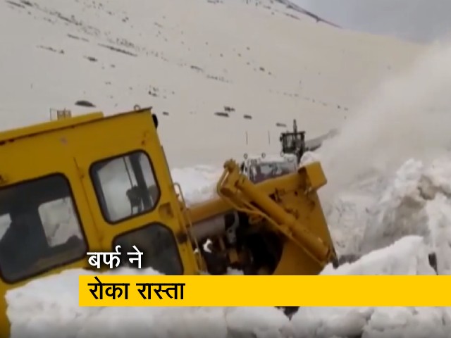 J&K : पीर पंजाल रेंज में हुई बर्फबारी ने रास्ता रोका, मशीनों से हटाई जा रही है बर्फ