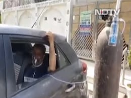 गाजियाबाद में बेड न मिलने से सड़क पर ऑक्सीजन ले रहे कोरोना मरीज, गुरुद्वारे पर जुटी भीड़ गाजियाबाद में बेड न मिलने से सड़क पर ऑक्सीजन ले रहे कोरोना मरीज, गुरुद्वारे पर जुटी भीड़