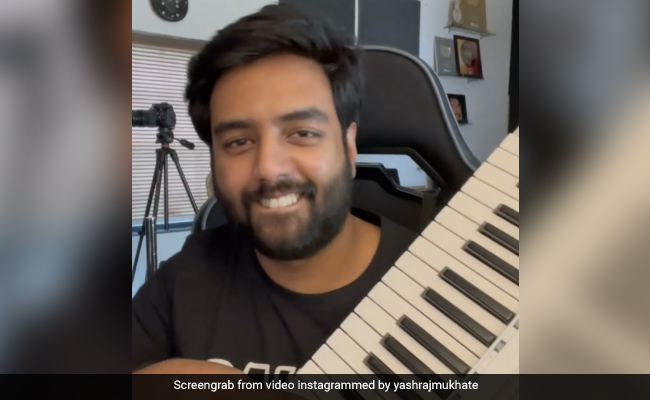 Watch: Yashraj Mukhate Recreates 'Break Up Song' In 90s Setting, Internet Finds It Accurate