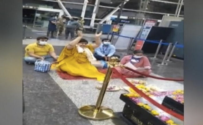 कोरोना के खात्मे के लिए एयरपोर्ट पर ही स्टाफ संग 'पूजा' करने बैठ गईं शिवराज सरकार की मंत्री