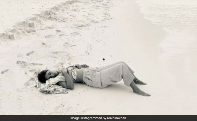 Hina Khan समुद्र किनारे ले रहीं थीं चैन की नींद, बॉयफ्रेंड रॉकी ने खींच ली फोटो