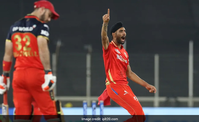 PBKS vs RCB: केवल 7 गेंद में पंजाब के गेंदबाज ने पलट दी बाजी, 3 धुरंधरों को अकेले ही 'निपटा' डाला..देखें Video