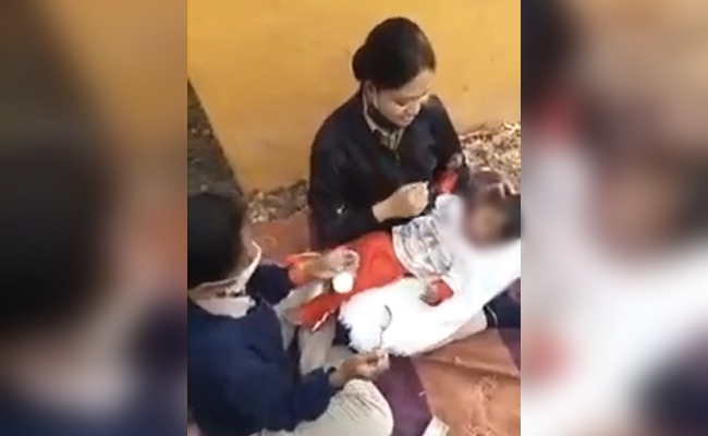 महाराष्‍ट्र : इंसानियत शर्मसार, मां के शव के पास दो दिन बिलखता रहा बच्‍चा, कोरोना के डर से किसी ने नहीं ली सुध..