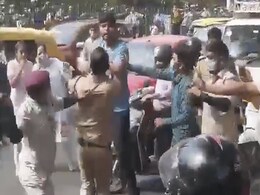 दिल्ली : सरकारी कर्मचारी ने शख्स को बेल्ट से मारा, सड़क पर हुई हाथापाई, जानें पूरा मामला दिल्ली : सरकारी कर्मचारी ने शख्स को बेल्ट से मारा, सड़क पर हुई हाथापाई, जानें पूरा मामला