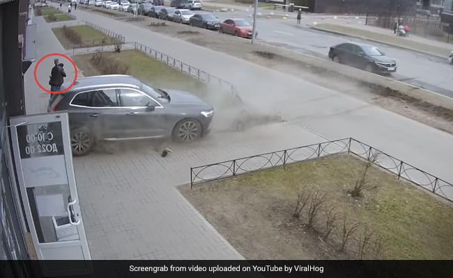 बेकाबू कार के सामने आ गया बच्चा, अचानक पिता ने लगाया दिमाग, बचा ली बेटे की जान - देखें Shocking Video