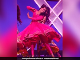 Sara Ali Khan ने दिखाई फिल्मफेयर परफॉर्मेंस की झलक, 'जलेबी बेबी' सॉन्ग पर यूं मचाया धमाल- देखें Video Sara Ali Khan ने दिखाई फिल्मफेयर परफॉर्मेंस की झलक, 'जलेबी बेबी' सॉन्ग पर यूं मचाया धमाल- देखें Video