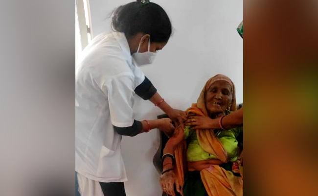 106 साल की कमली बाई ने लगवाया कोरोना का टीका, वैक्सीन से घबराने वालों को दी ये नसीहत...