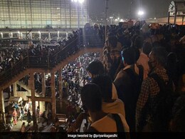 लॉकडाउन में प्रवासी मजदूरों की घर लौटने की जद्दोजहद पर बोलीं प्रियंका गांधी- फिर उन्हें उनके हाल पर छोड़ दिया लॉकडाउन में प्रवासी मजदूरों की घर लौटने की जद्दोजहद पर बोलीं प्रियंका गांधी- फिर उन्हें उनके हाल पर छोड़ दिया