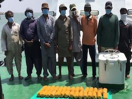 भारतीय तटरक्षक बल ने गुजरात में पाकिस्तानी नौका पकड़ी, 30 किलोग्राम हेरोइन के साथ 8 तस्कर गिरफ्तार भारतीय तटरक्षक बल ने गुजरात में पाकिस्तानी नौका पकड़ी, 30 किलोग्राम हेरोइन के साथ 8 तस्कर गिरफ्तार